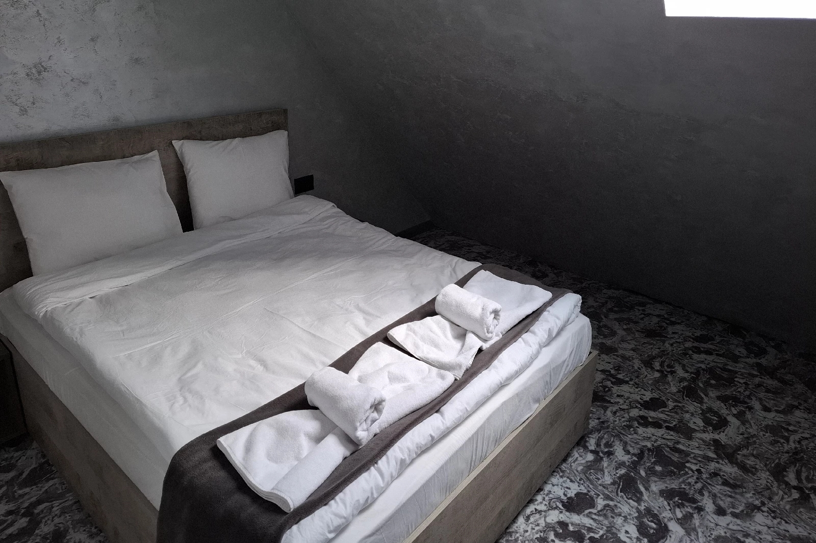 Apartament – Айнщайн