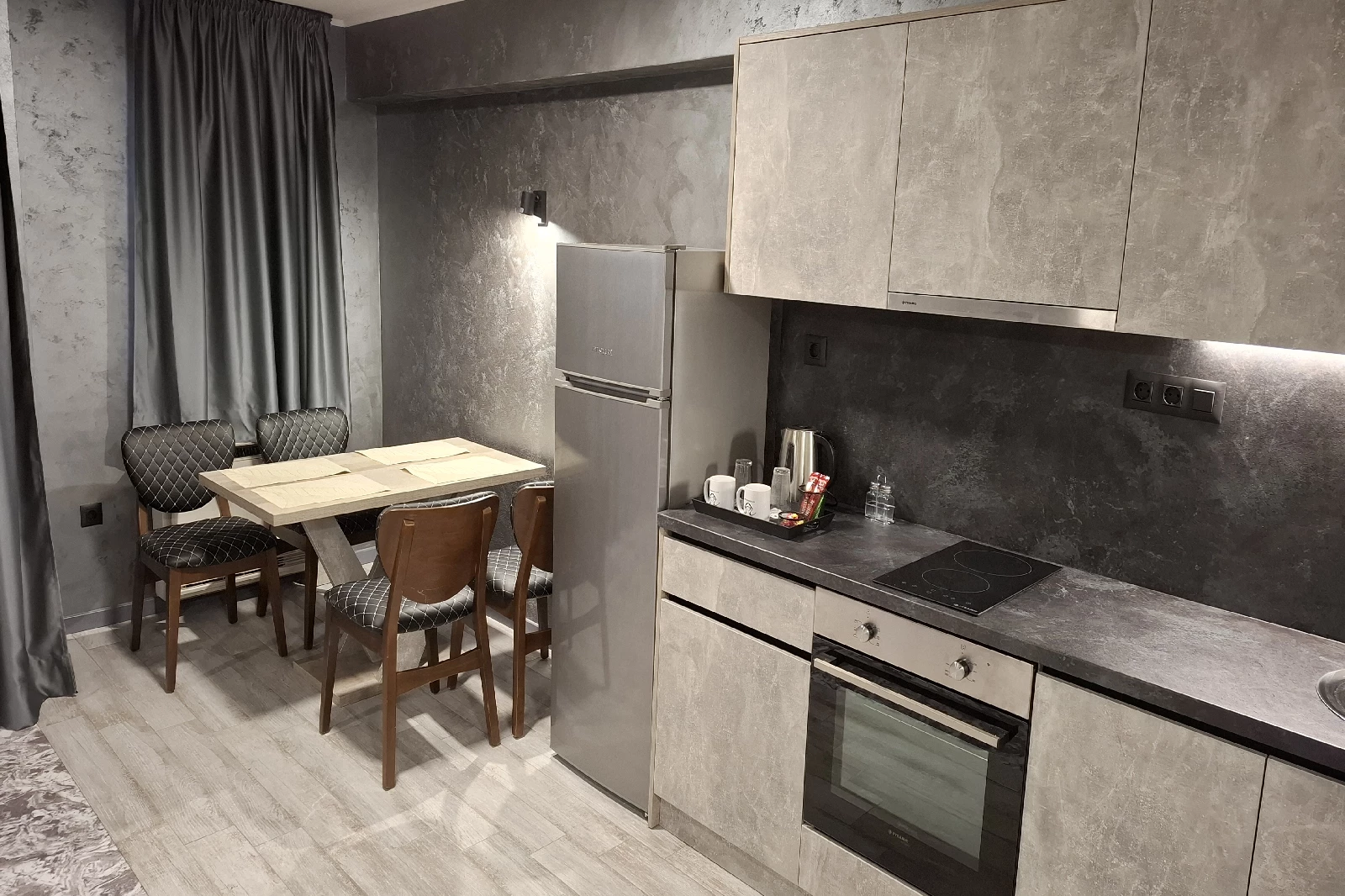 Apartament – Айнщайн (детайл)